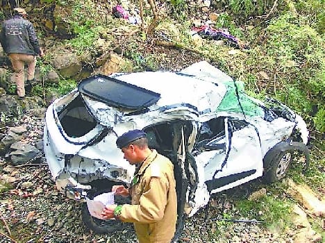 Niglat falls into ditch near the car, two dead, three injured